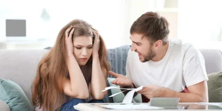 Lee más sobre el artículo ¿Cómo manejar el dinero en pareja?: el error silencioso que rompe relaciones y pocos identifican a tiempo