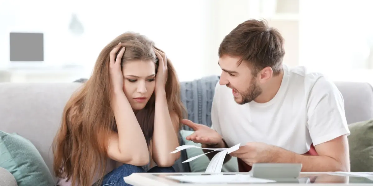 Lee más sobre el artículo ¿Cómo manejar el dinero en pareja?: el error silencioso que rompe relaciones y pocos identifican a tiempo