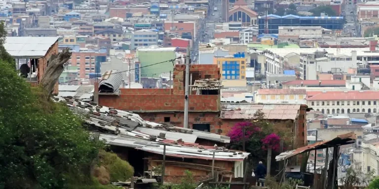 Lee más sobre el artículo Caída de la pobreza contrasta con deterioro en acceso a salud y aumento de barreras en 2025: Anif