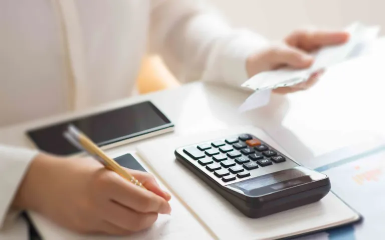 Lee más sobre el artículo DIAN precisa que la provisión individual y la provisión general de cartera son métodos alternativos, no deducciones concurrentes — Concepto 7021 de 2026